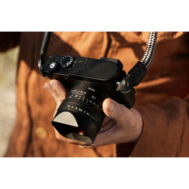 Leica Q3 Monochrom in hand