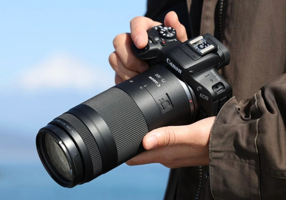 Canon RF 75-350mm F4-6.3 in hand